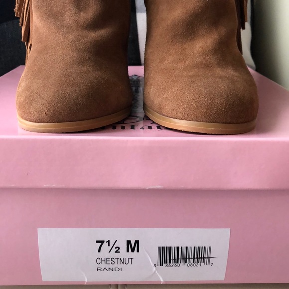 Super cute ankle booties with fringe on sides. - Picture 2 of 6